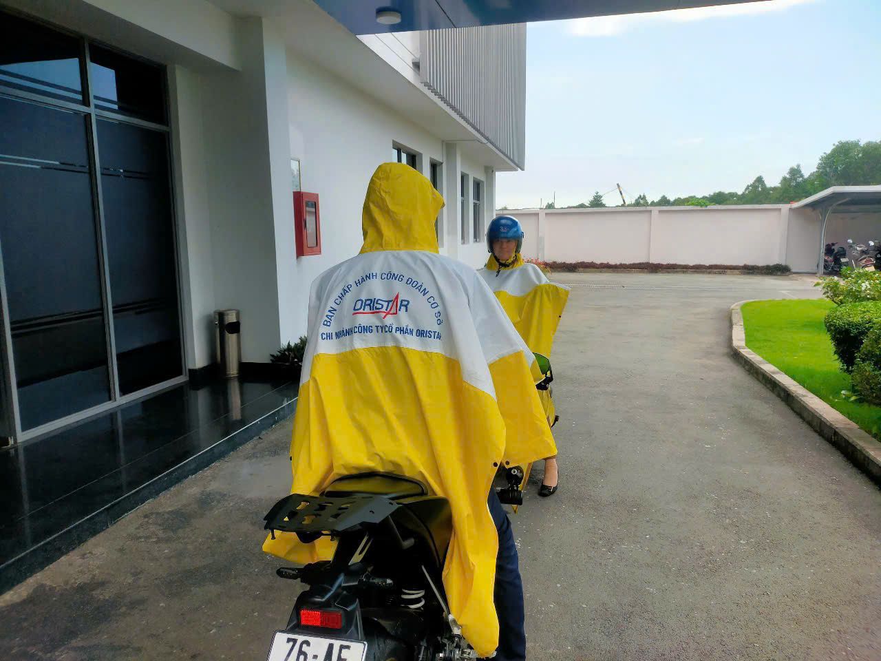 Công Đoàn Oristar HCM Tặng Áo Mưa Cho Toàn Thể Cán Bộ – Công Nhân Viên Nhân Mùa Mưa 2025